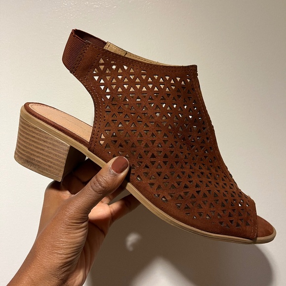 American Eagle Sandals - Picture 1 of 2